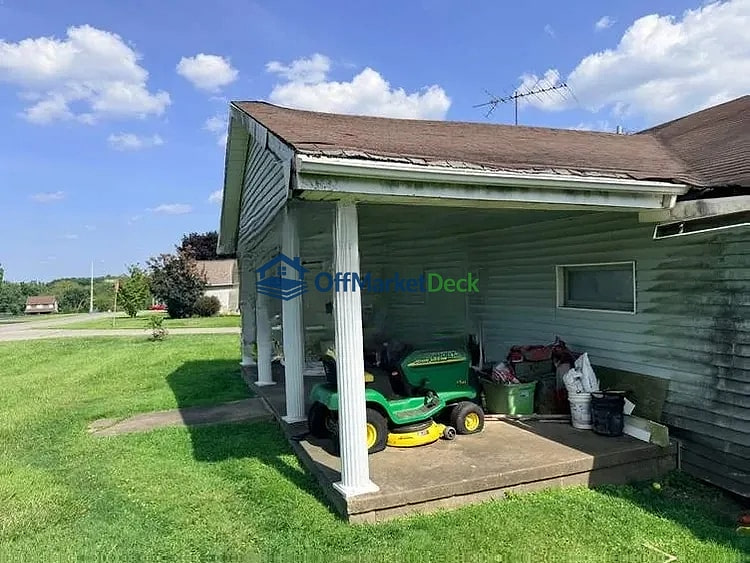 Off-market house in New Castle, Pennsylvania — 3 beds, 1 bath, $53,000 — photo 2 of 8