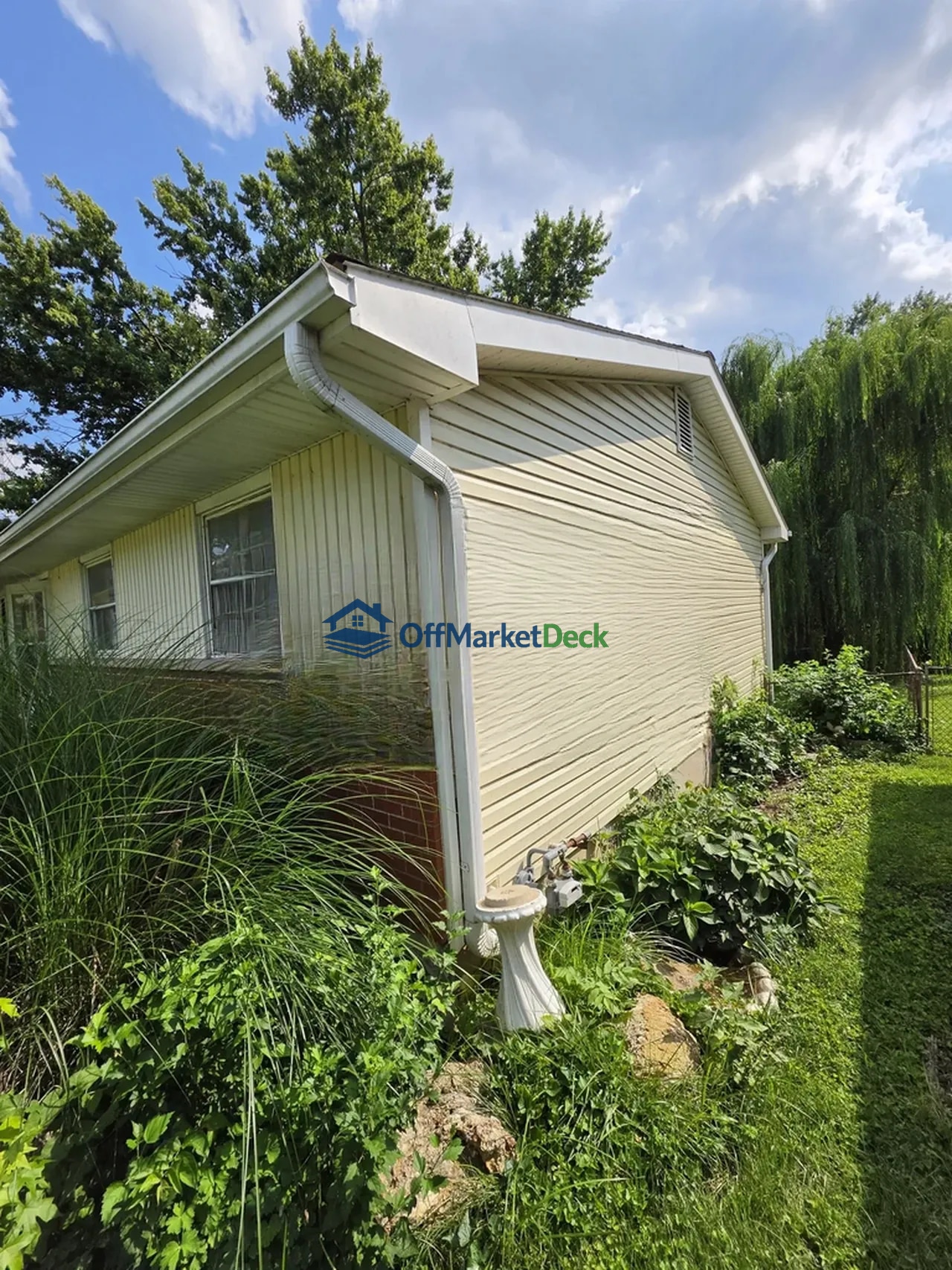 Off-market house in Florissant, Missouri — 3 beds, 2 baths, $109,900 — photo 3 of 8