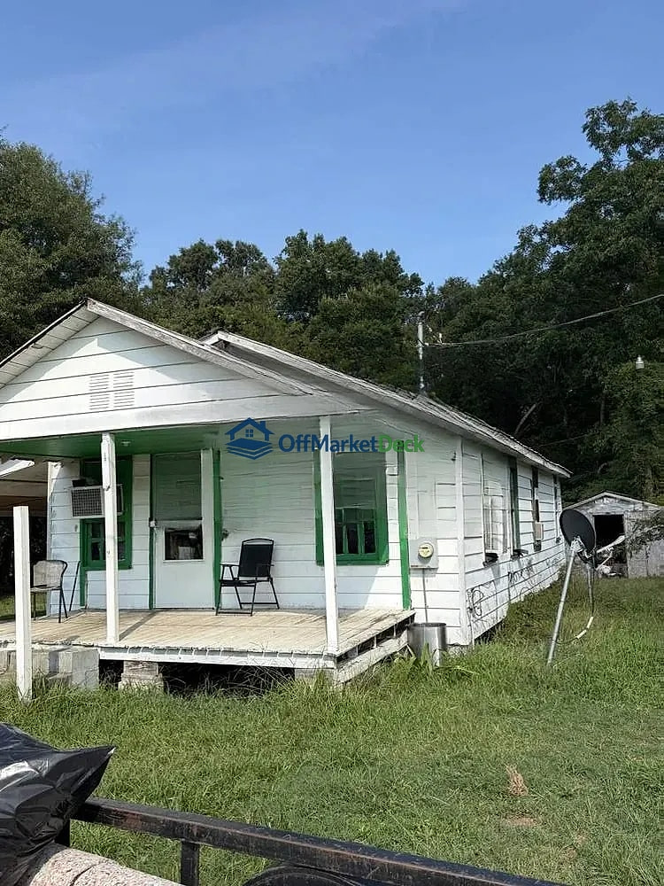 Off-market house in Saint Stephen, South Carolina — 3 beds, 2 baths, $62,500 — photo 2 of 8