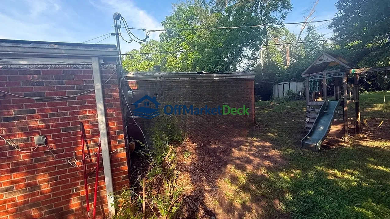 Off-market house in St. Louis, Missouri — 2 beds, 1 bath, $92,900 — photo 2 of 8