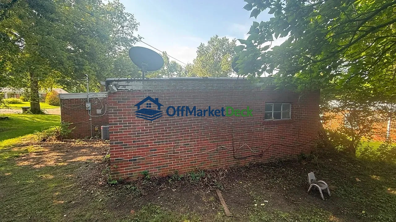Off-market house in St. Louis, Missouri — 2 beds, 1 bath, $92,900 — photo 3 of 8