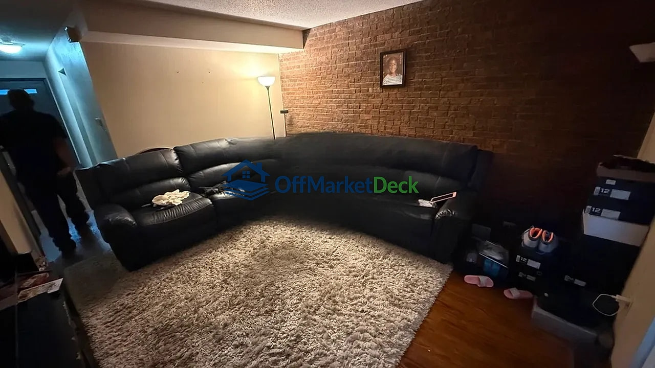 Off-market townhome in Florissant, Missouri — 2 beds, 2.5 baths, $69,900 — photo 3 of 8