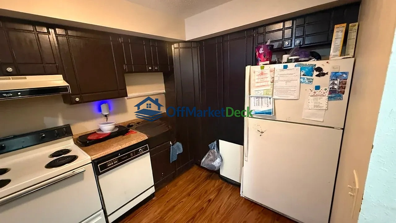 Off-market townhome in Florissant, Missouri — 2 beds, 2.5 baths, $69,900 — photo 5 of 8