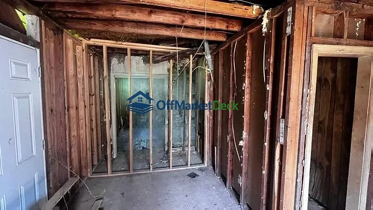 Off-market house in Jackson, Mississippi — 3 beds, 2 baths, $15,000 — photo 3 of 8