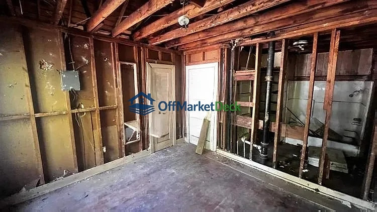 Off-market house in Jackson, Mississippi — 3 beds, 2 baths, $15,000 — photo 4 of 8