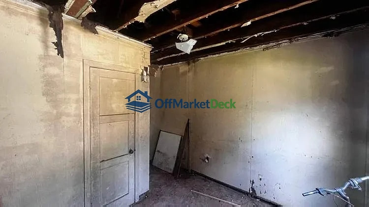 Off-market house in Jackson, Mississippi — 3 beds, 2 baths, $15,000 — photo 2 of 8