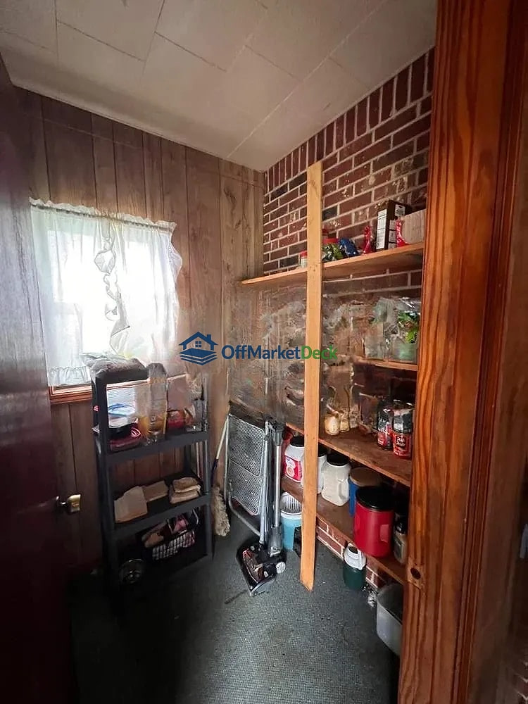 Off-market house in Big Sandy, Tennessee — 2 beds, 2 baths, $75,000 — photo 6 of 8