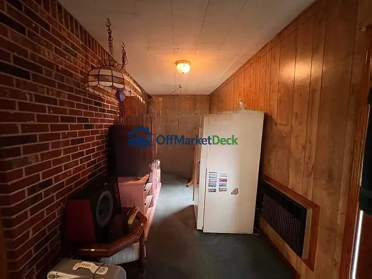 Off-market house in Big Sandy, Tennessee — 2 beds, 2 baths, $75,000 — photo 5 of 8