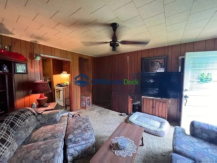 Off-market house in Big Sandy, Tennessee — 2 beds, 2 baths, $75,000 — photo 2 of 8