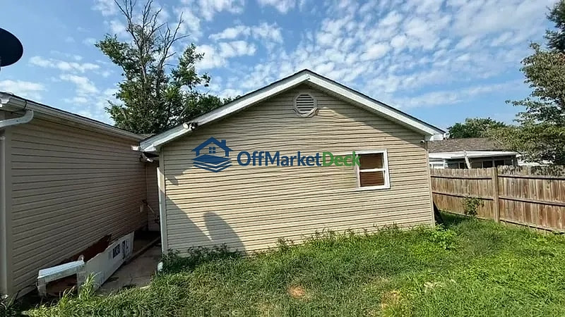 Off-market house in Affton, Missouri — 3 beds, 1.5 baths, $169,900 — photo 4 of 8