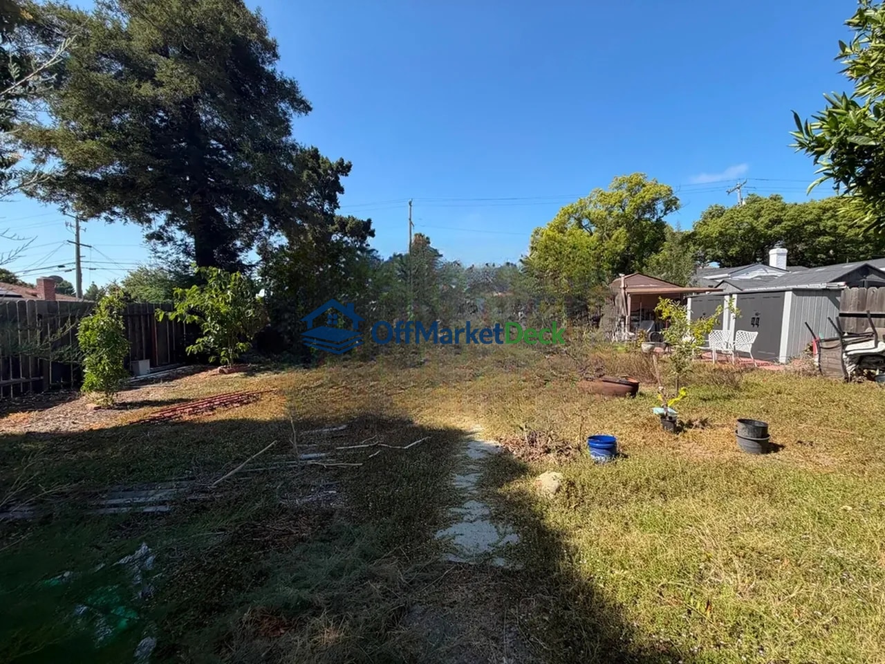 Off-market house in Newark, California — 2 beds, 1 bath, $889,900 — photo 3 of 8