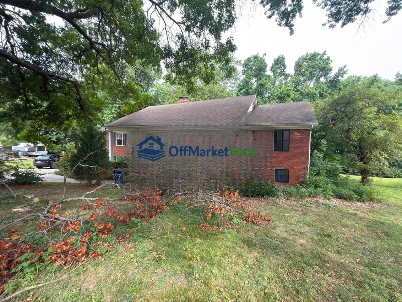 Off-market house in Liberty, Missouri — 4 beds, 3 baths, $239,900 — photo 5 of 8