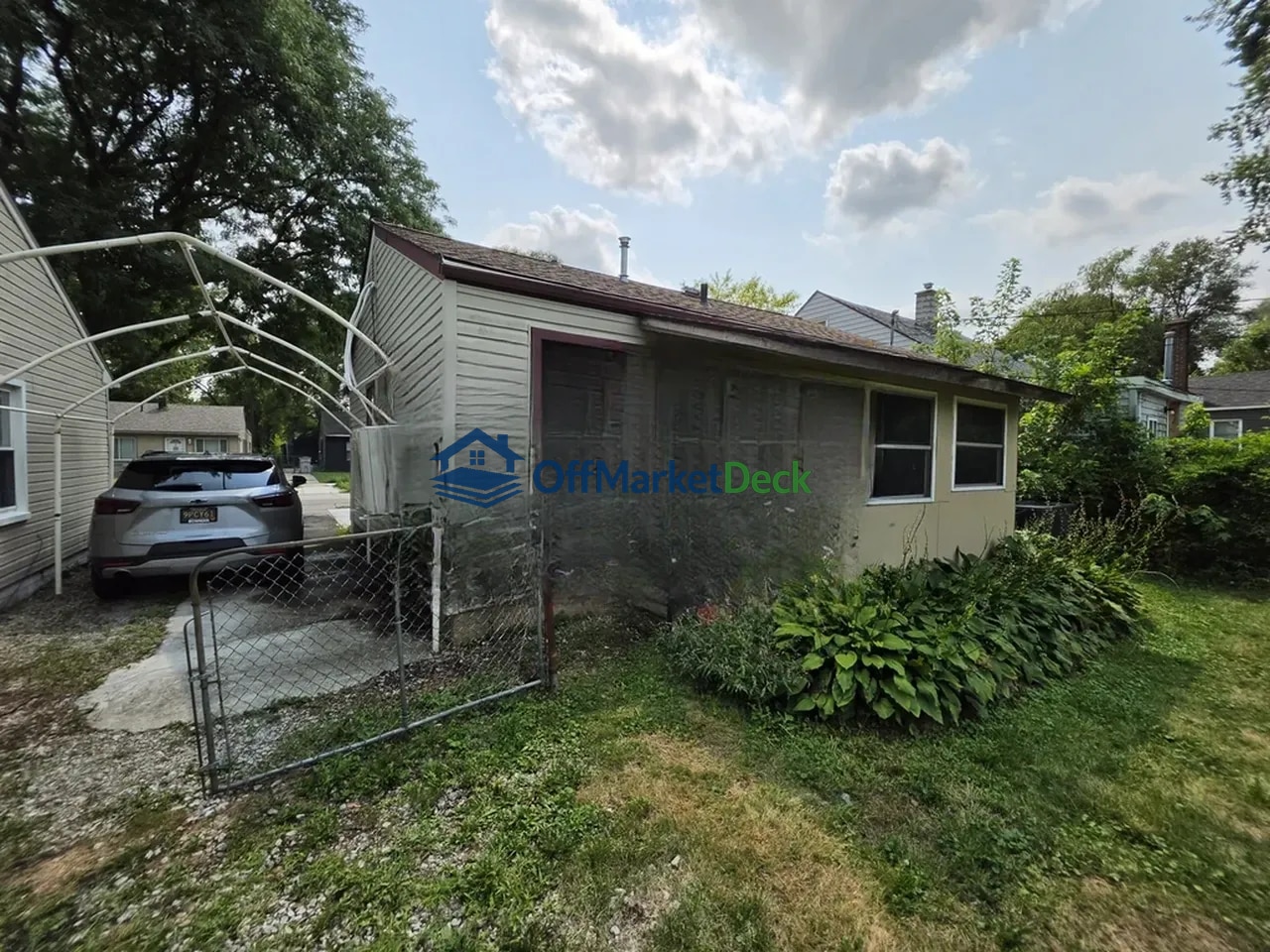 Off-market house in Hazel Park, Michigan — 2 beds, 1 bath, $84,900 — photo 4 of 8