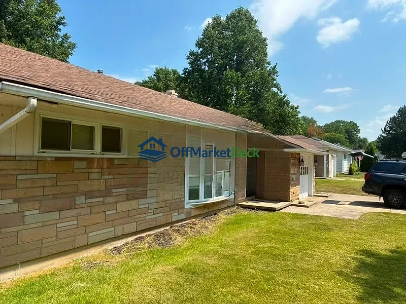 Off-market house in Parma Heights, Ohio — 3 beds, 1 bath, $151,900 — photo 5 of 8