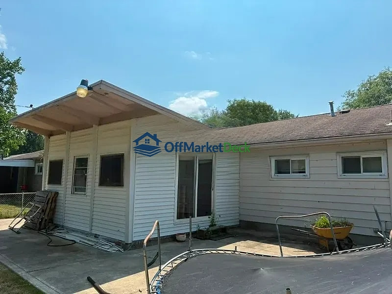 Off-market house in Parma Heights, Ohio — 3 beds, 1 bath, $151,900 — photo 2 of 8