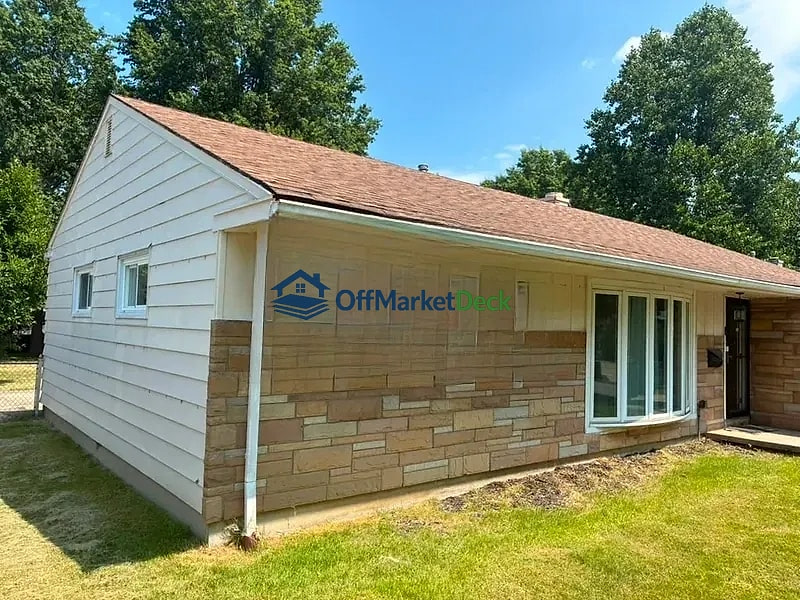 Off-market house in Parma Heights, Ohio — 3 beds, 1 bath, $151,900 — photo 3 of 8