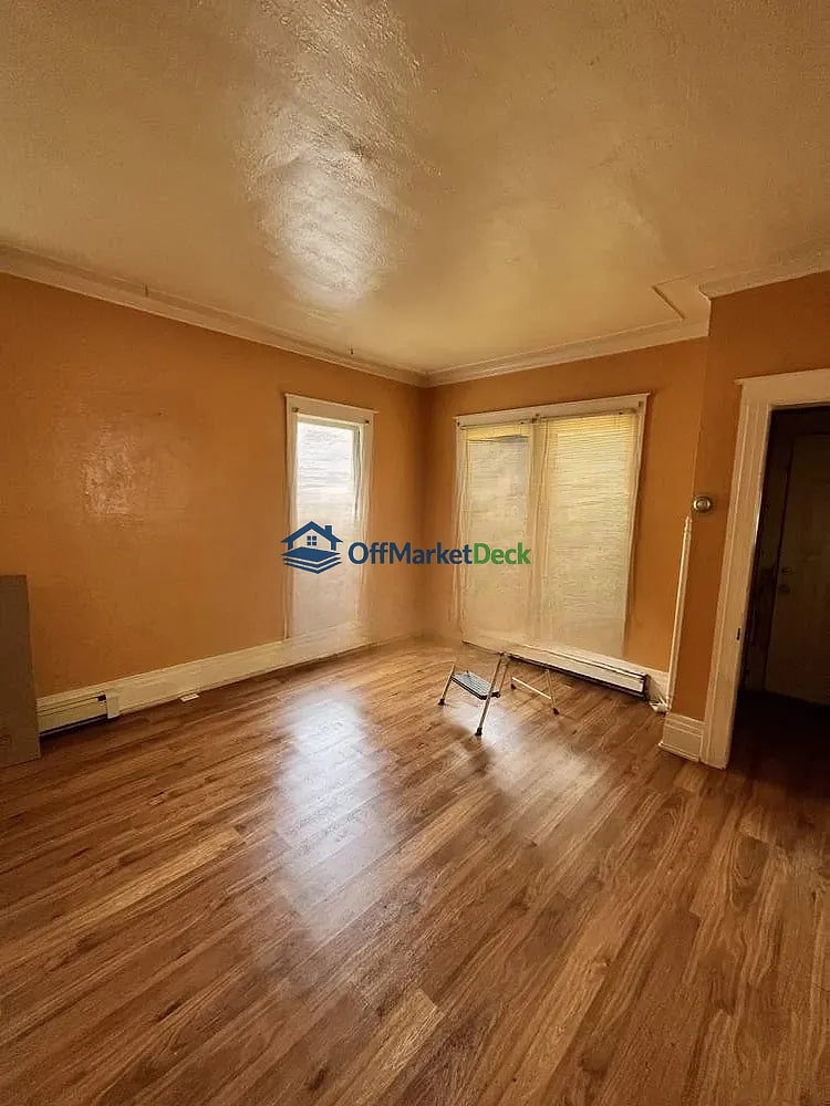 Off-market house in Port Huron, Michigan — 3 beds, 1 bath, $62,000 — photo 3 of 8