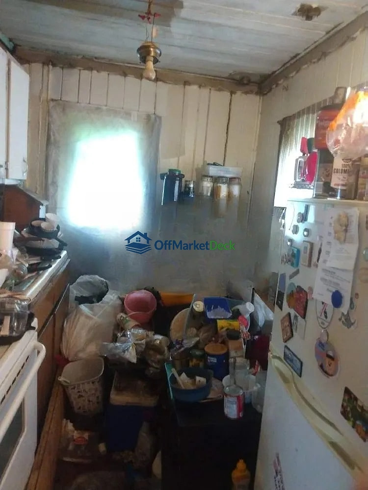 Off-market house in Marion, Indiana — 1 bed, 1 bath, $10,000 — photo 2 of 4