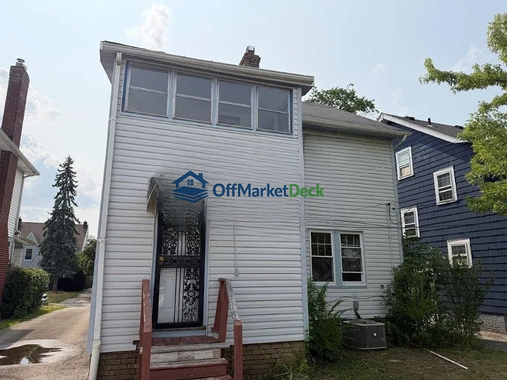 Off-market house in Cleveland Heights, Ohio — 3 beds, 1.5 baths, $175,000 — photo 6 of 8