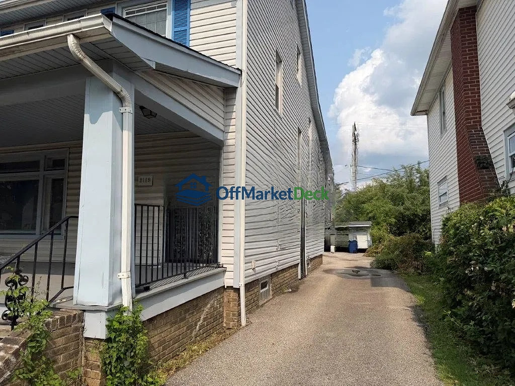 Off-market house in Cleveland Heights, Ohio — 3 beds, 1.5 baths, $175,000 — photo 3 of 8