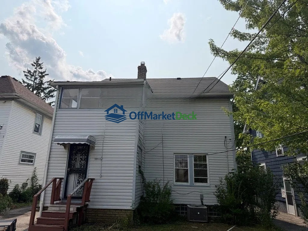 Off-market house in Cleveland Heights, Ohio — 3 beds, 1.5 baths, $175,000 — photo 7 of 8