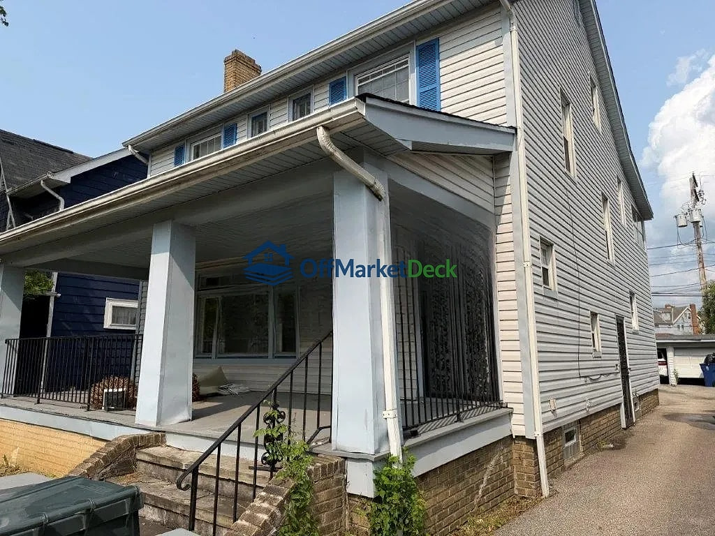 Off-market house in Cleveland Heights, Ohio — 3 beds, 1.5 baths, $175,000 — photo 2 of 8