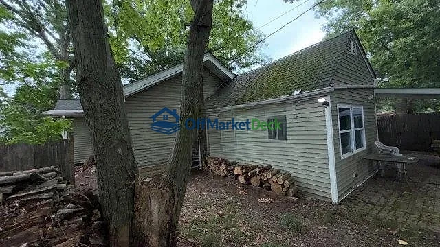 Off-market house in Wickliffe, Ohio — 3 beds, 2 baths, $50,000 — photo 5 of 8