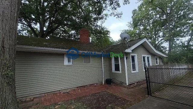 Off-market house in Wickliffe, Ohio — 3 beds, 2 baths, $50,000 — photo 3 of 8