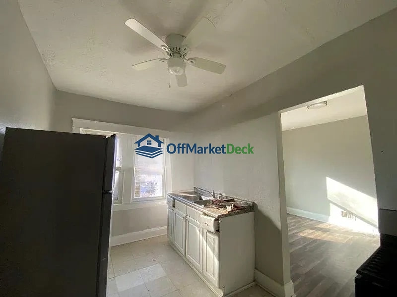 Off-market multi family in Cleveland, Ohio — 10 beds, 6 baths, $100,000 — photo 4 of 8