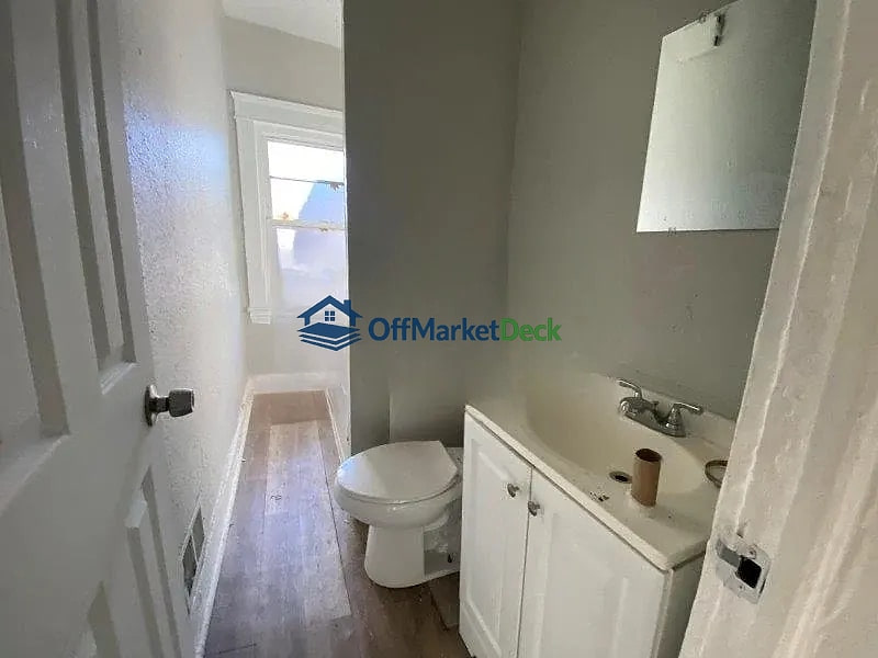 Off-market multi family in Cleveland, Ohio — 10 beds, 6 baths, $100,000 — photo 8 of 8