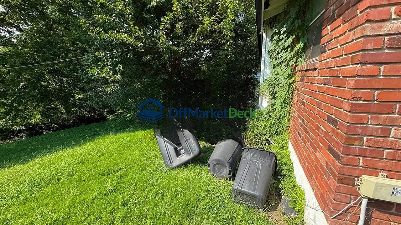Off-market house in St. Louis, Missouri — 3 beds, 2.5 baths, $79,900 — photo 6 of 8