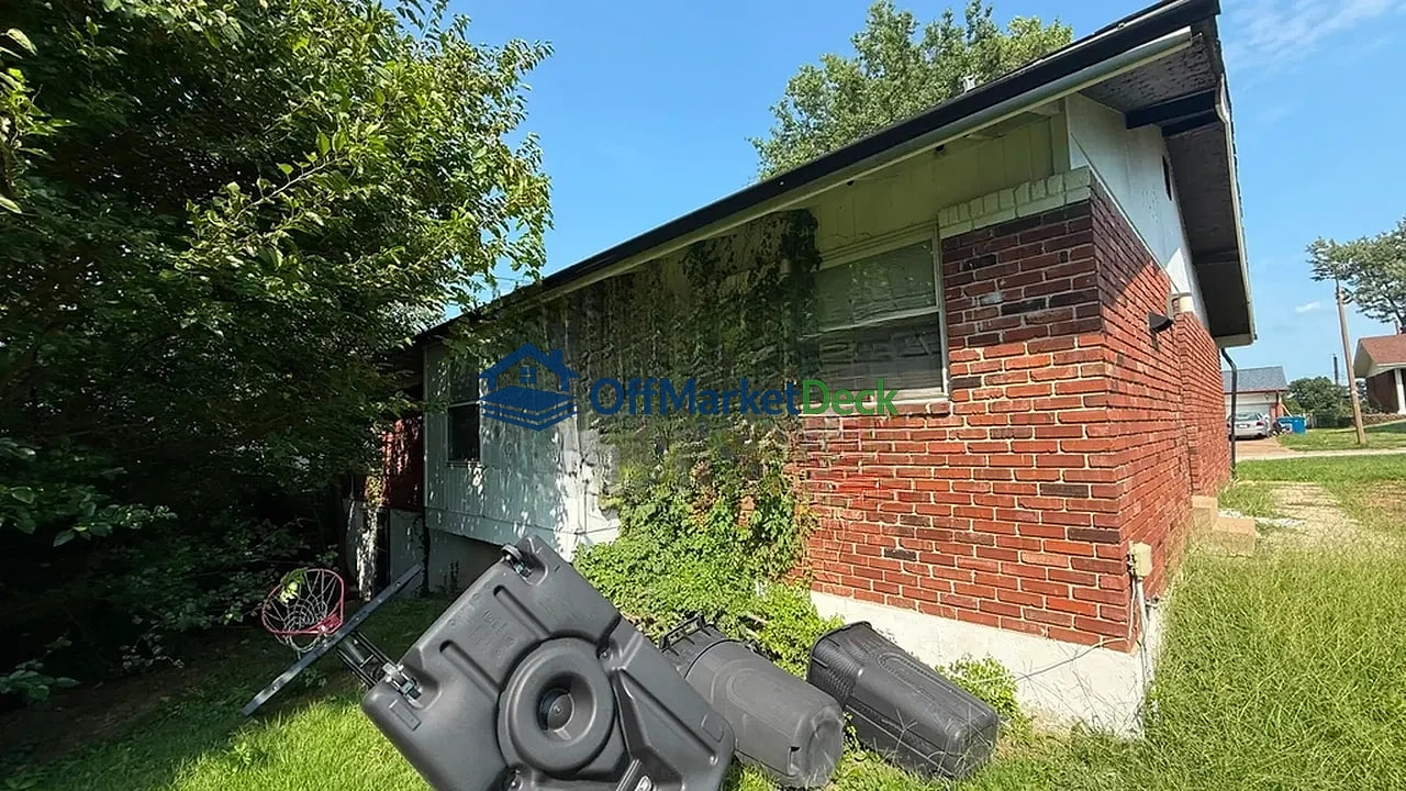 Off-market house in St. Louis, Missouri — 3 beds, 2.5 baths, $79,900 — photo 2 of 8