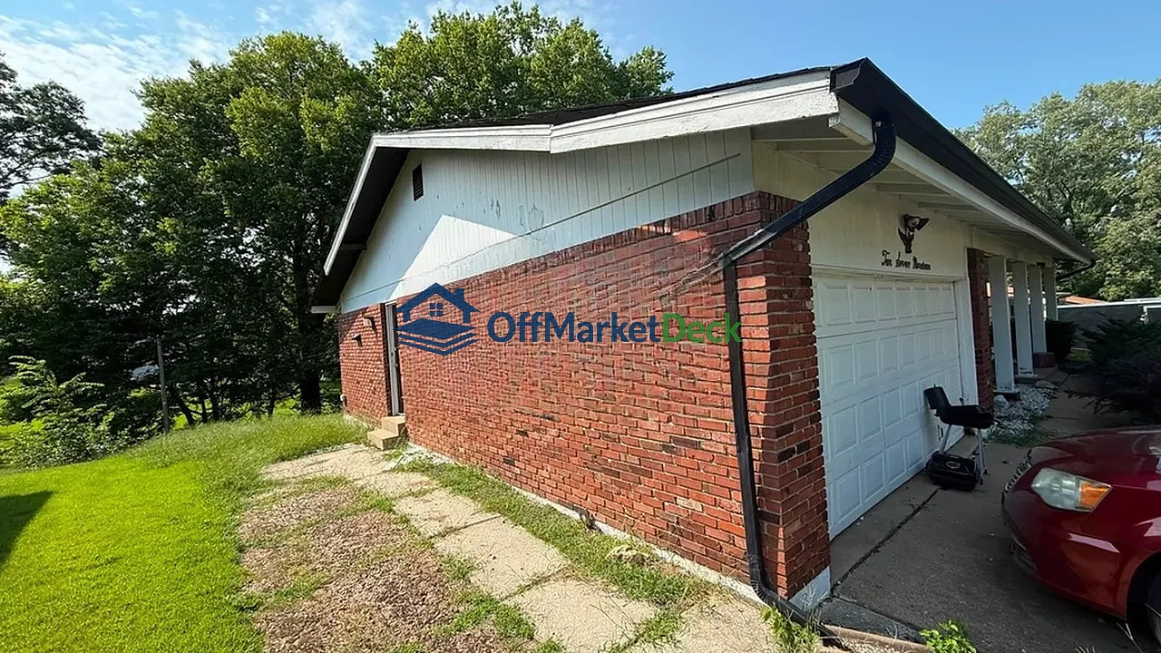 Off-market house in St. Louis, Missouri — 3 beds, 2.5 baths, $79,900 — photo 3 of 8