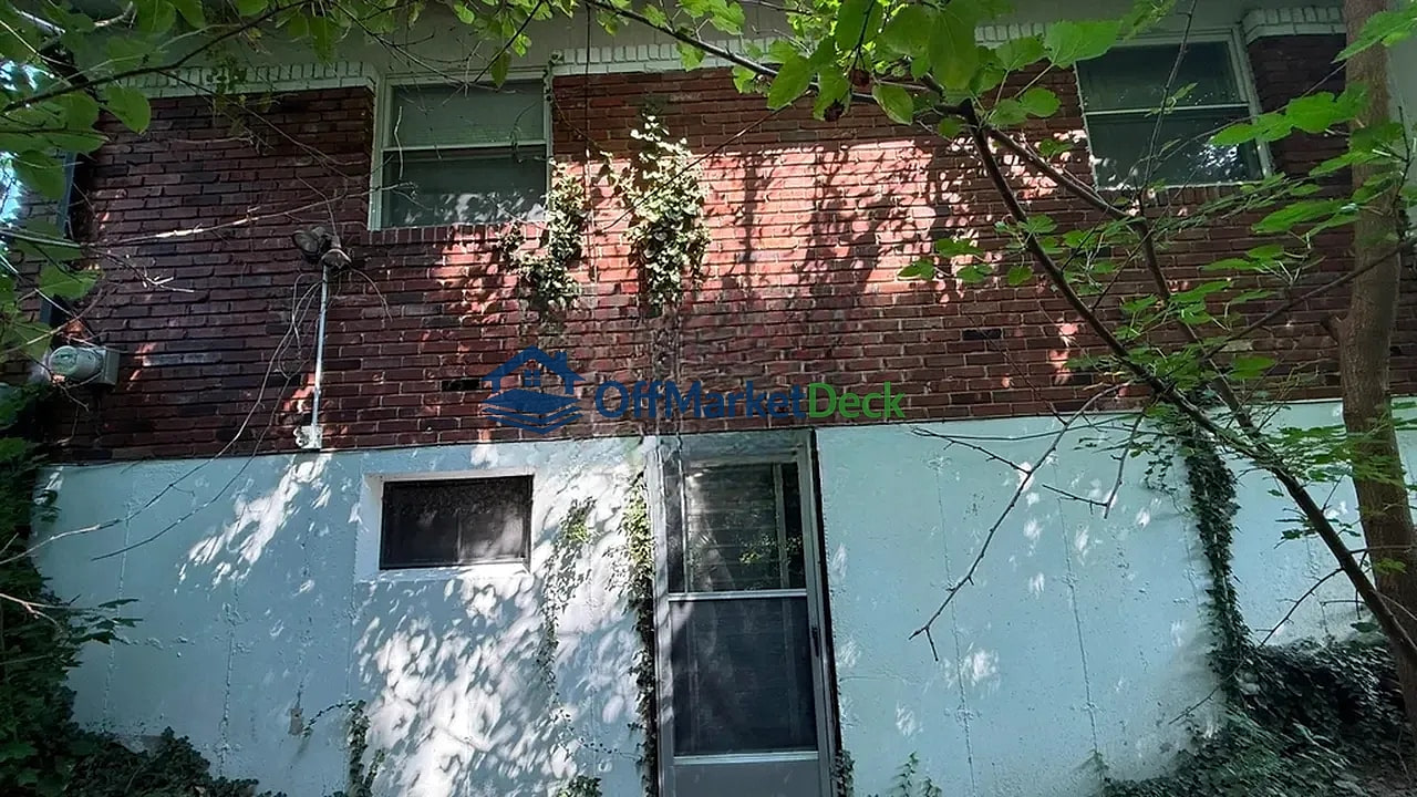 Off-market house in St. Louis, Missouri — 3 beds, 2.5 baths, $79,900 — photo 4 of 8