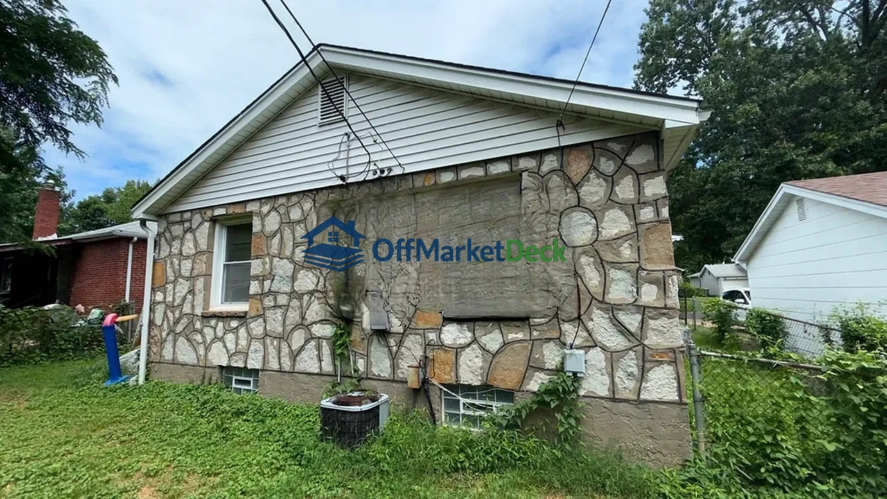 Off-market house in St. Louis, Missouri — 2 beds, 1 bath, $68,900 — photo 2 of 8