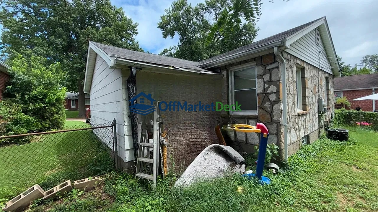 Off-market house in St. Louis, Missouri — 2 beds, 1 bath, $68,900 — photo 3 of 8