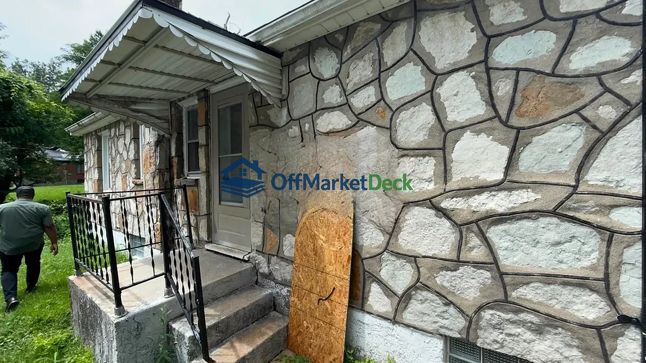 Off-market house in St. Louis, Missouri — 2 beds, 1 bath, $68,900 — photo 4 of 8