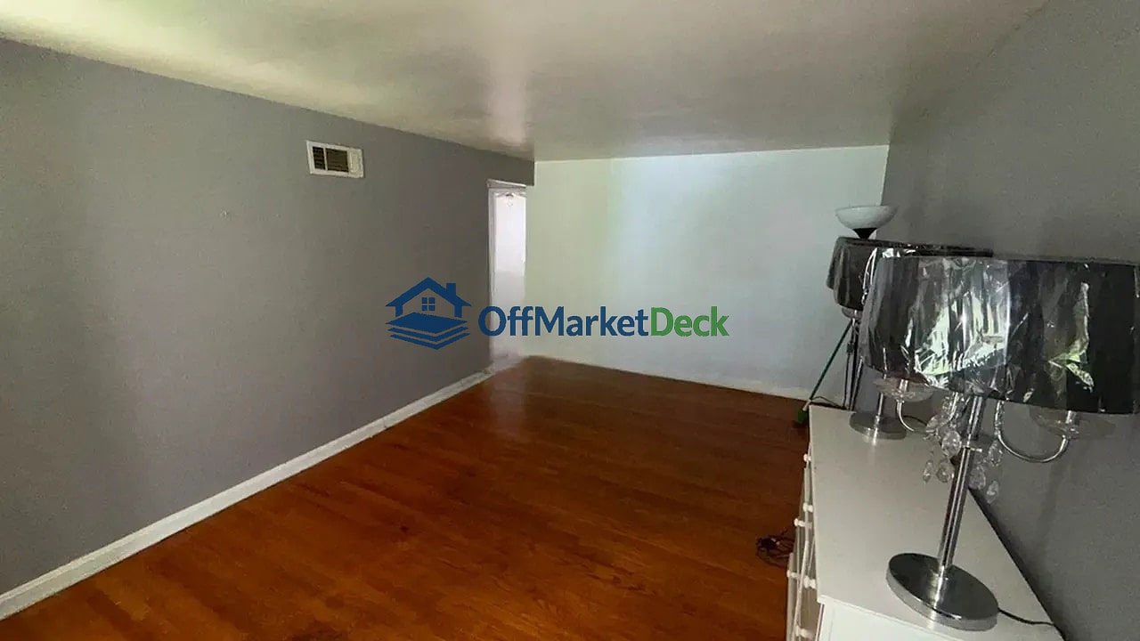 Off-market house in St. Louis, Missouri — 2 beds, 1 bath, $68,900 — photo 6 of 8