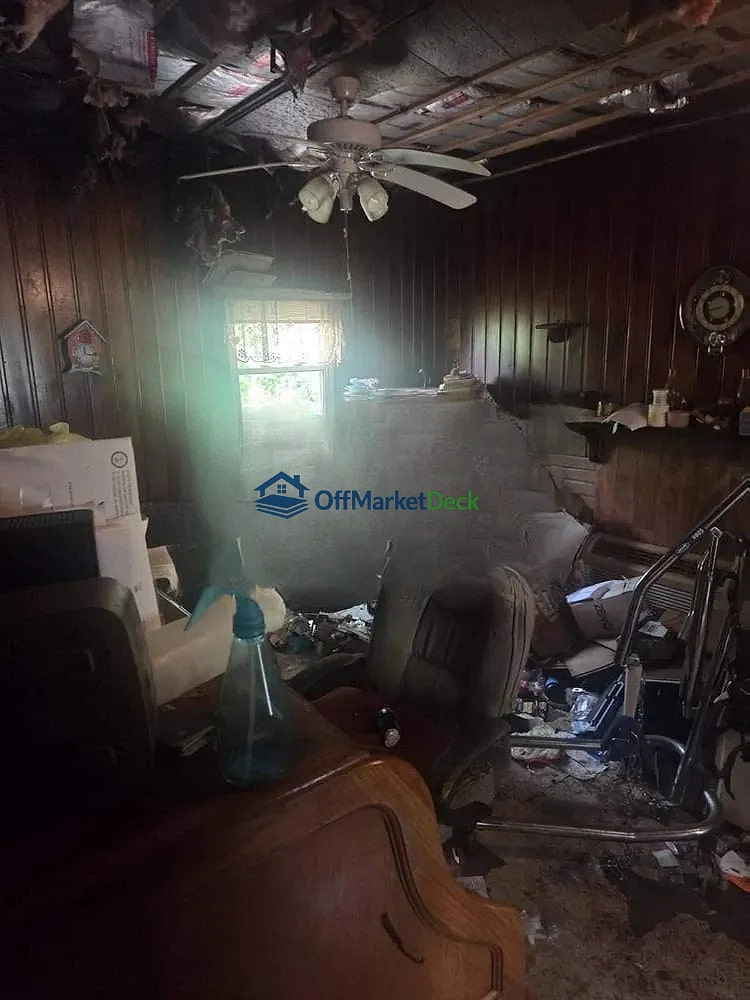 Off-market house in Covington, Indiana — 3 beds, 2 baths, $63,800 — photo 3 of 8