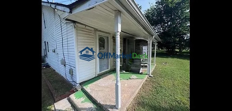 Off-market house in Hopkinsville, Kentucky — 2 beds, 1 bath, $90,600 — photo 2 of 8