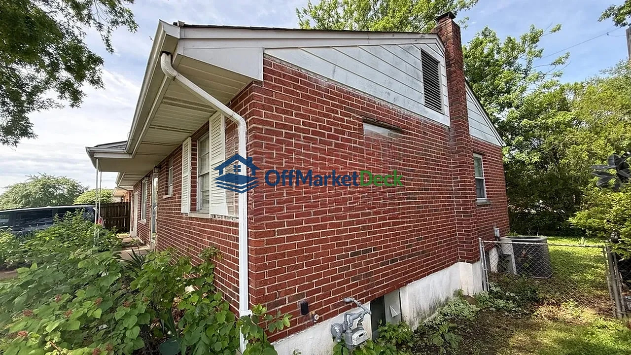 Off-market house in Affton, Missouri — 3 beds, 1.5 baths, $177,900 — photo 2 of 8