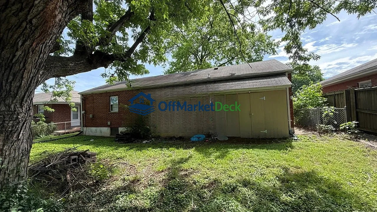 Off-market house in Affton, Missouri — 3 beds, 1.5 baths, $177,900 — photo 5 of 8