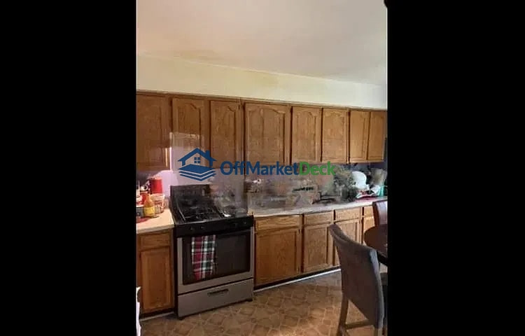Off-market house in Sauk Village, Illinois — 3 beds, 2 baths, $90,000 — photo 7 of 8