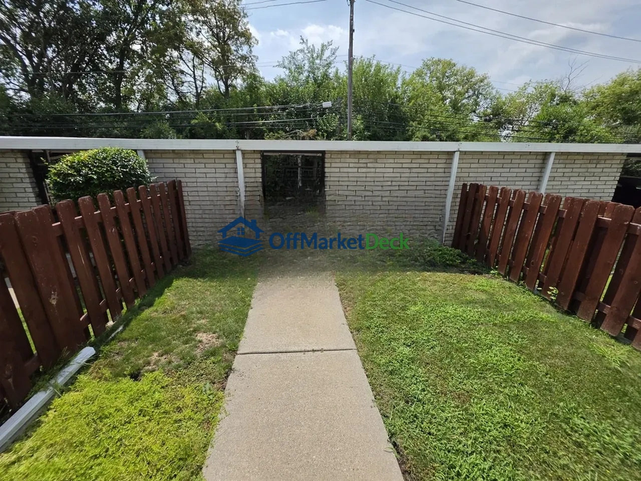 Off-market townhome in Warren, Michigan — 2 beds, 1.5 baths, $99,900 — photo 3 of 8