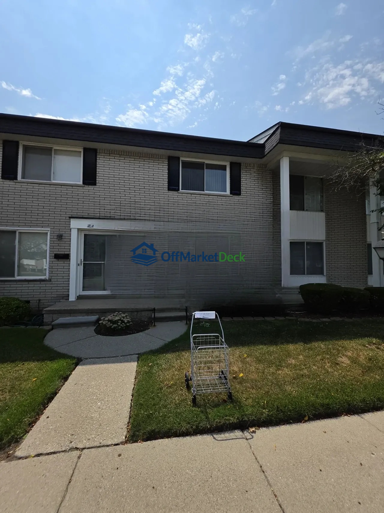 Off-market townhome in Warren, Michigan — 2 beds, 1.5 baths, $99,900 — photo 2 of 8