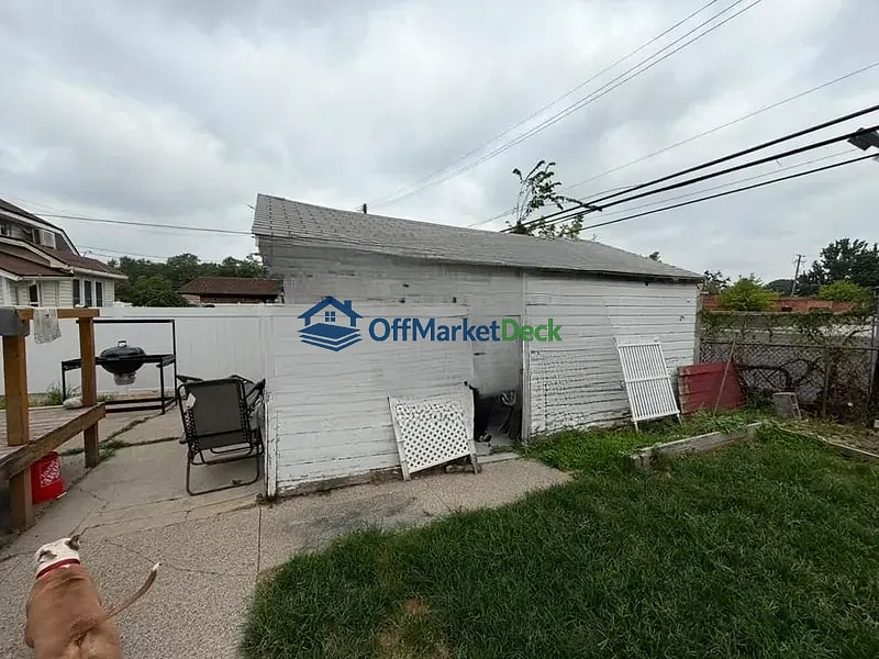 Off-market house in St. Clair Shores, Michigan — 3 beds, 1 bath, $109,900 — photo 5 of 8
