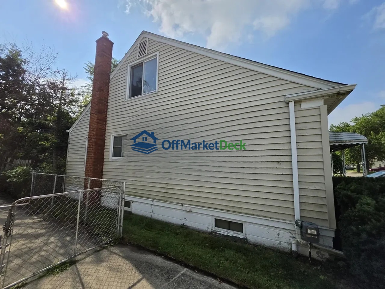 Off-market house in Eastpointe, Michigan — 3 beds, 1 bath, $79,900 — photo 3 of 8