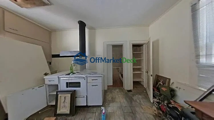 Off-market house in Fort Scott, Kansas — 5 beds, 3 baths, $97,000 — photo 5 of 8