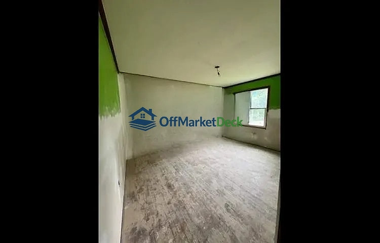 Off-market house in Clendenin, West Virginia — 2 beds, 1 bath, $47,100 — photo 3 of 8