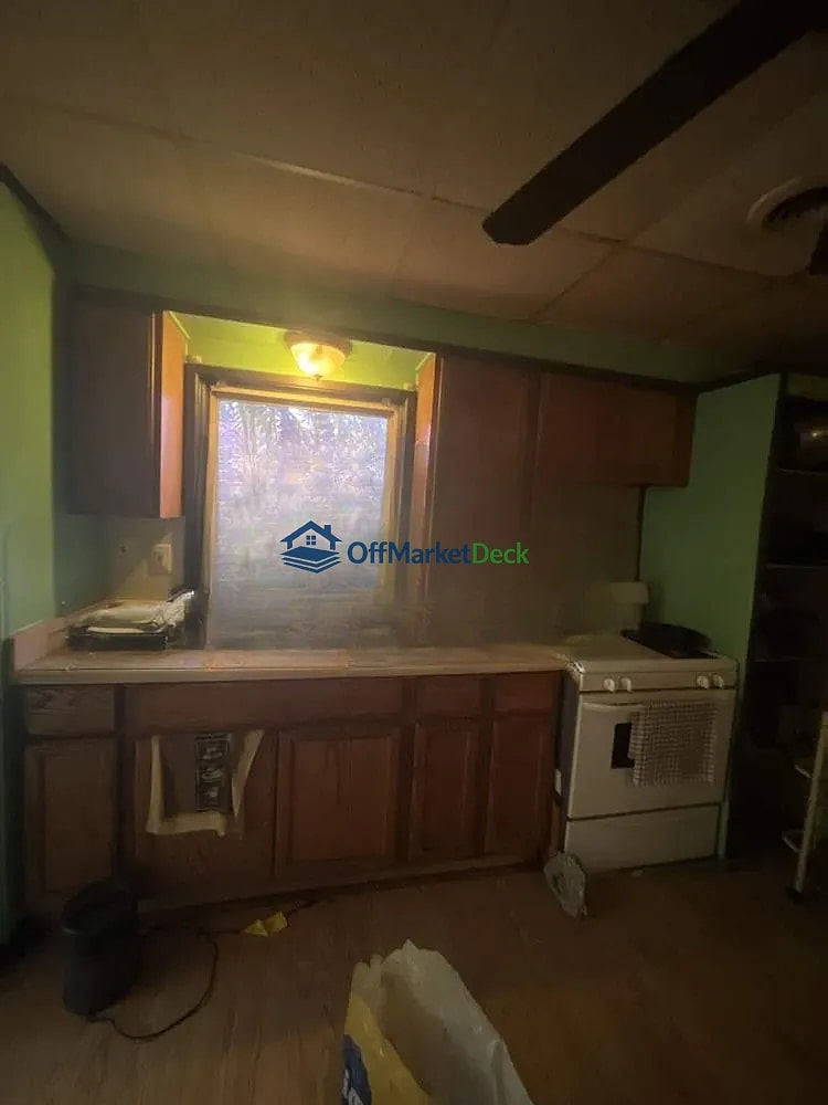 Off-market house in Dearborn Heights, Michigan — 3 beds, 1 bath, $69,350 — photo 6 of 8